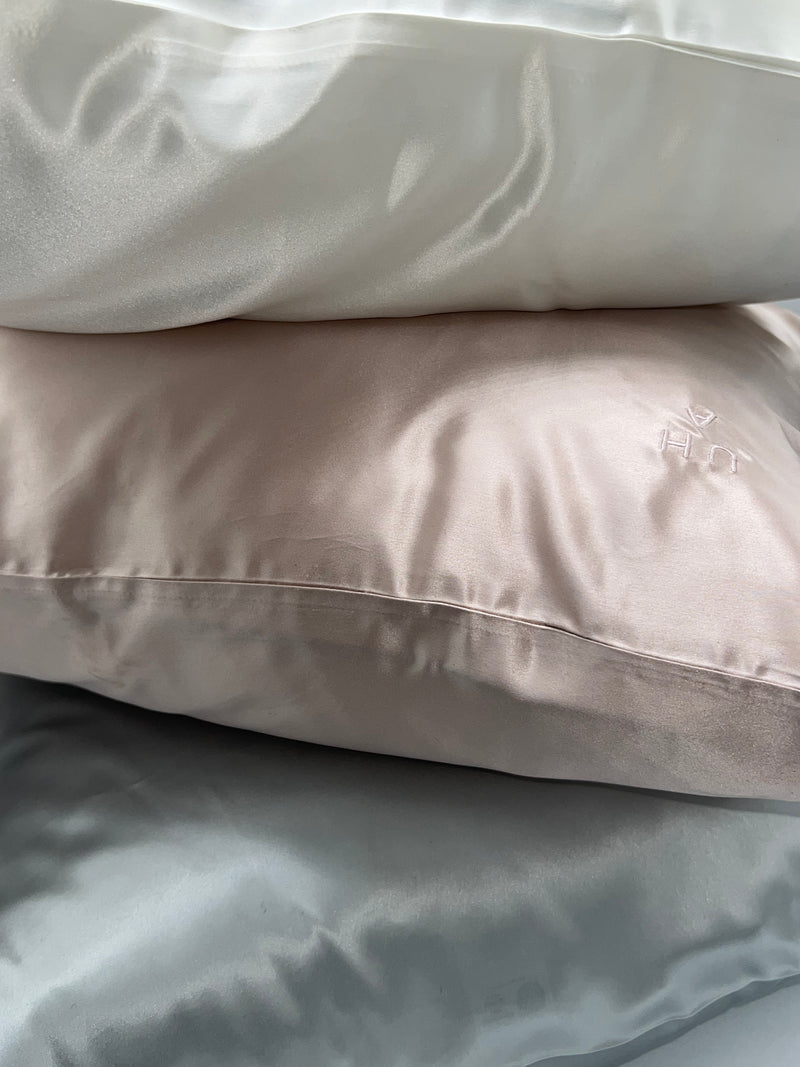 UHA SILK PILLOWCASE - SIDENÖRNGOTT LJUSGRÅ - 22 MOMME